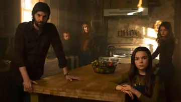 Zasłona к сериалу "Home Before Dark" #1462938