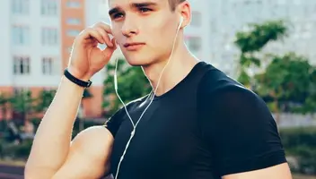 Do udziału w krótkiej sesji zdjęciowej w stylu sportowym szukamy dobrze wyglądających panów