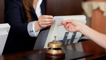 Na  plan do serialu Hotel